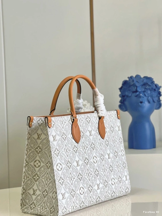 First bag LOUIS VUITTON MM ONTHEGO 0810